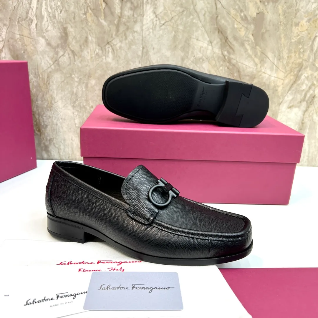 Original quality P780 Brand: Ferragamo Standard size: Men's size 39–44 (38.45 can be customized) Grade: Same style as the official website High-quality men's shoes Material: Customized first-layer calfskin with water-dyed cowhide lining Cowhide tiptoe Original non-slip and wear-resistant rubber outsole Style category: Men's formal business leather shoes are young and fashionable European and American trends British style Casual matching and comfortable feet Color: actual picture